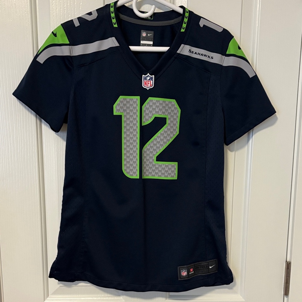 Women’s short sleeve Seahawks 12 jersey.